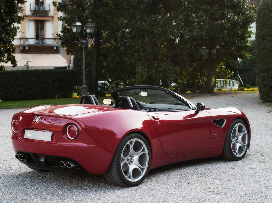  Alfa Romeo 8C Spider Concept 2005 года  (фото 2 из 4)